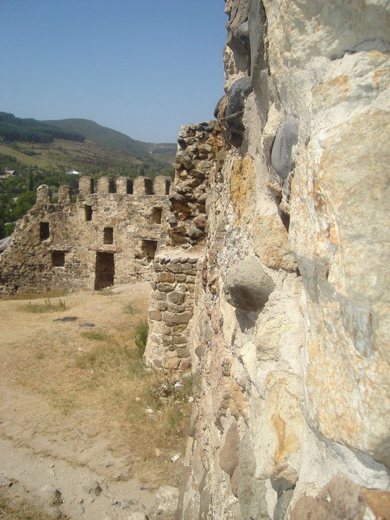 Surami Kalesi surları