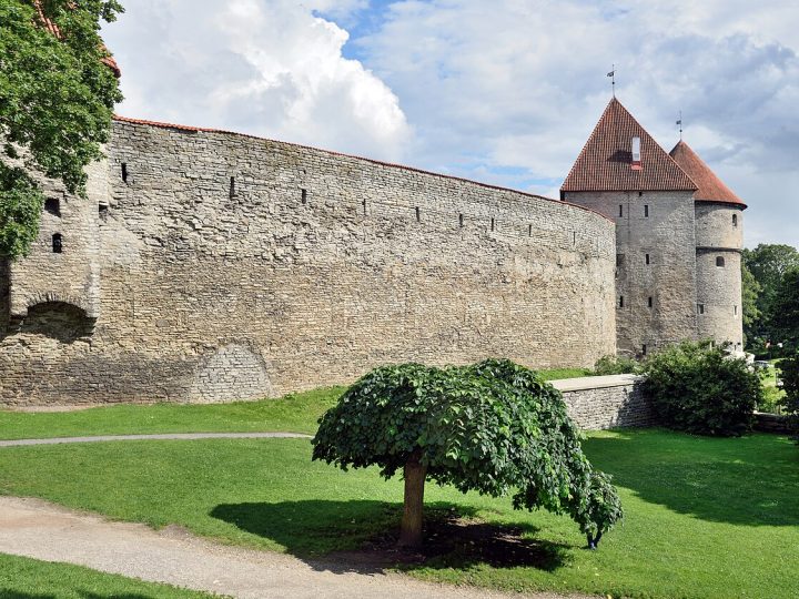 Tallinn Surları ve Toompea: Baltık’ın Masalsı Ortaçağ Kenti