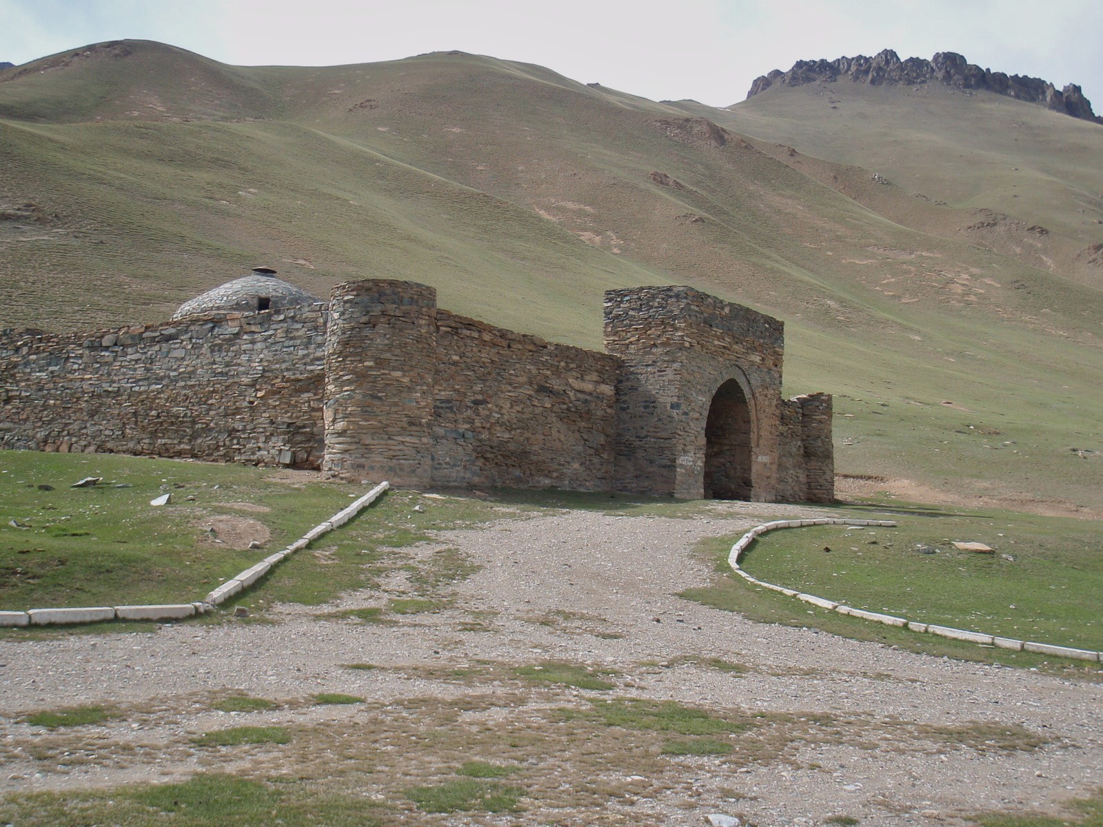 Taş Rabat kervansarayı yakından