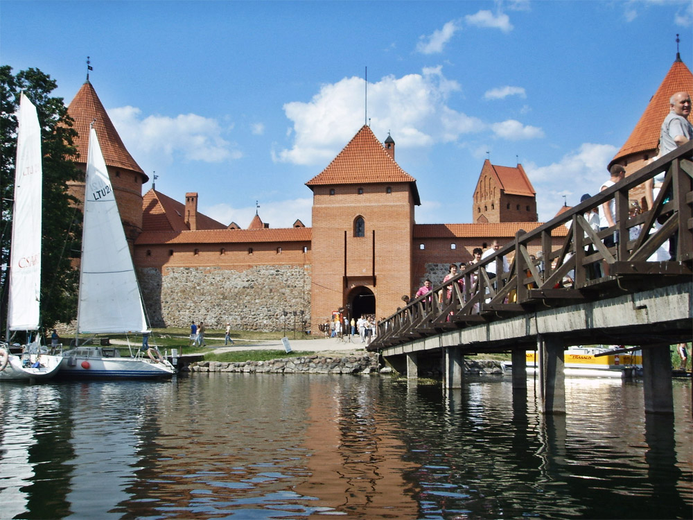 Trakai Ada Kalesi'ne uzanan köprü