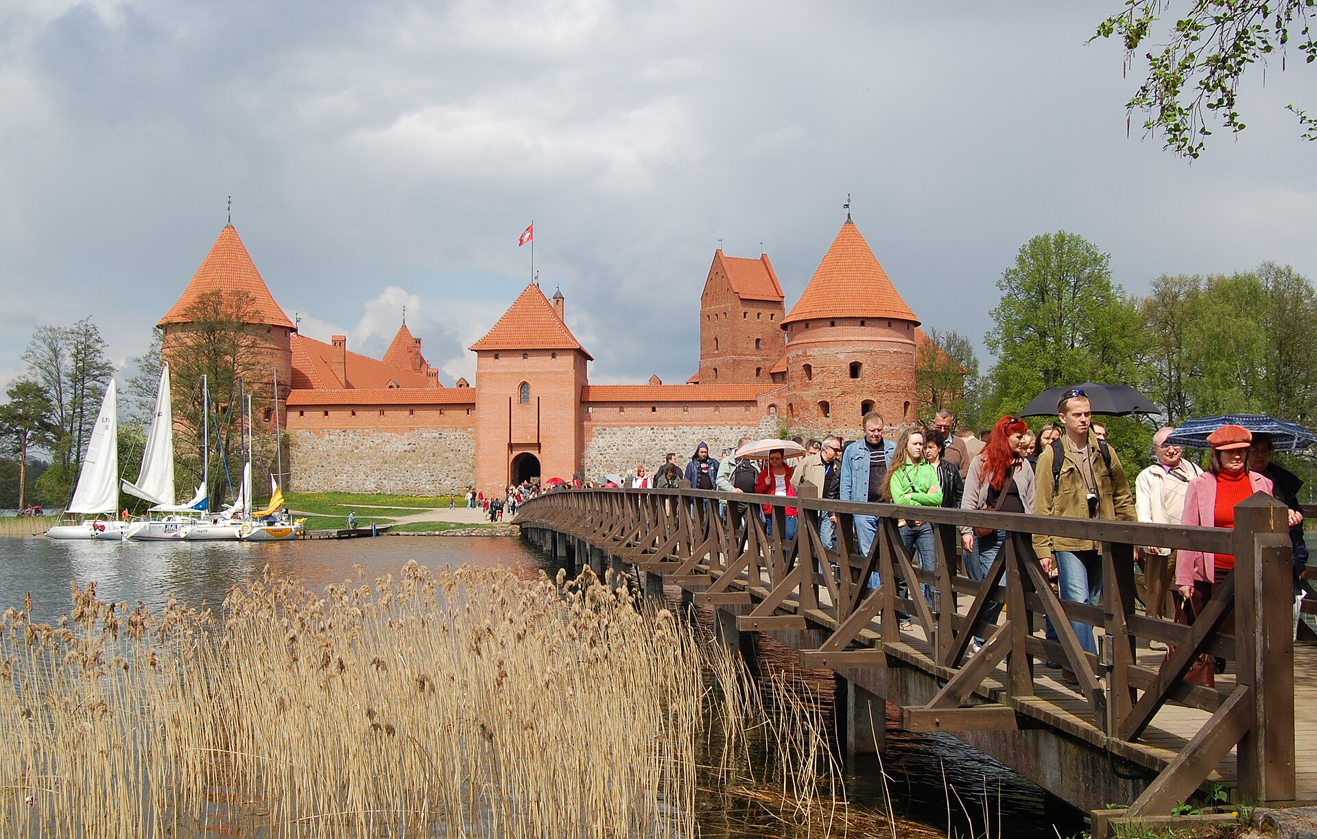 Trakai Kalesi ve ziyaretçiler