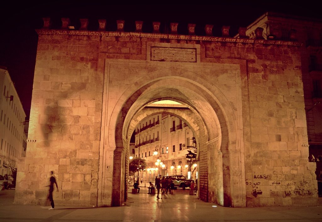 Bab el-Bahr gece görünümü