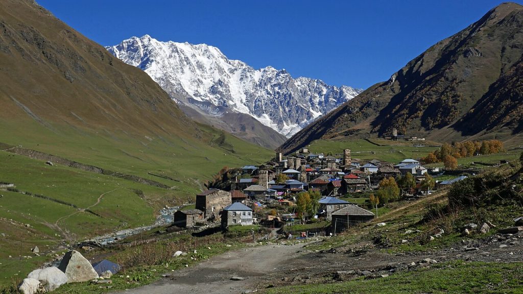 Ushguli köyü ve Kafkas Dağları