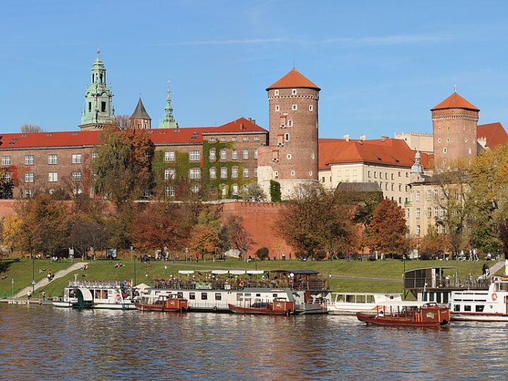 Wawel Kalesi: Polonya Krallarının Taç Giydiği Tepe ve Krakov’un Rönesans Sarayı