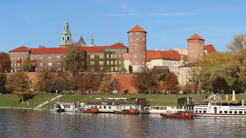 Wawel Kalesi: Polonya Krallarının Taç Giydiği Tepe ve Krakov’un Rönesans Sarayı