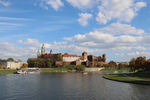 Wisła Nehri kıyısından Wawel Kalesi panoraması