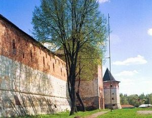 Zaraysk Kremlini batı duvarı